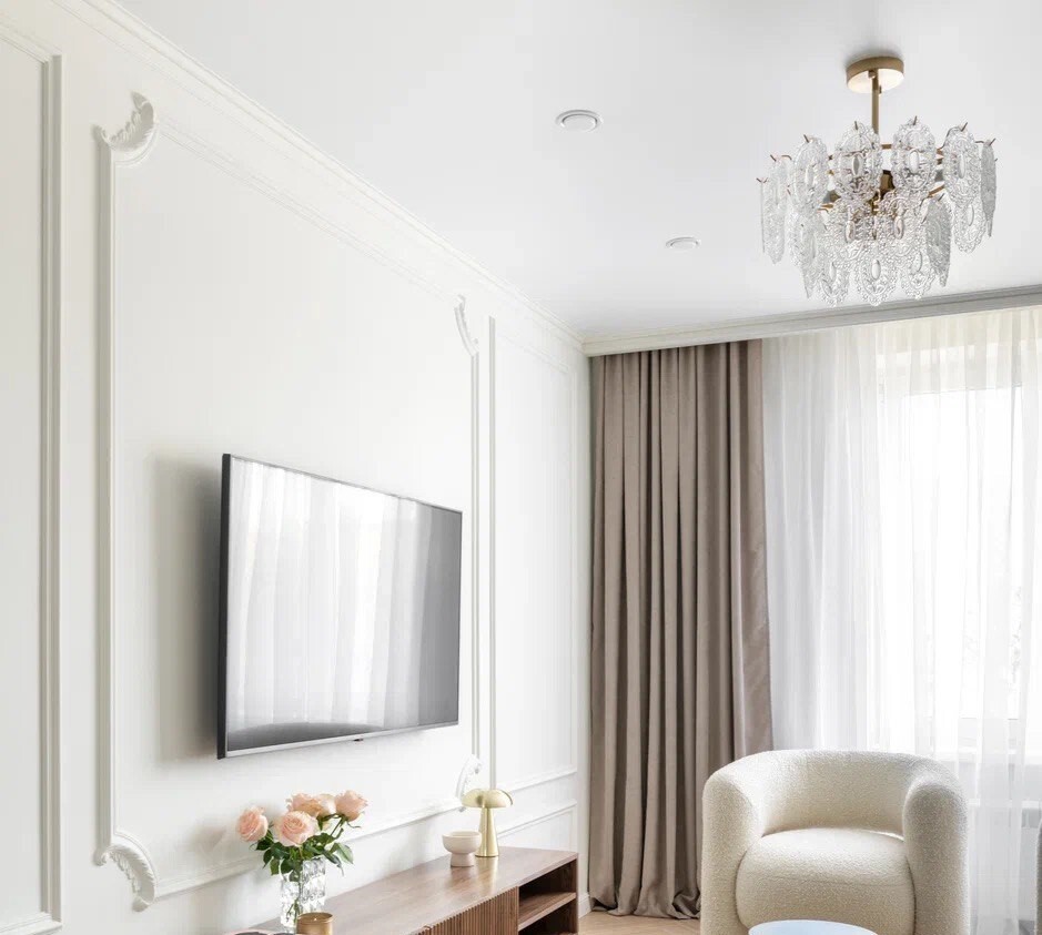 Цветной натяжной потолок с акцентом