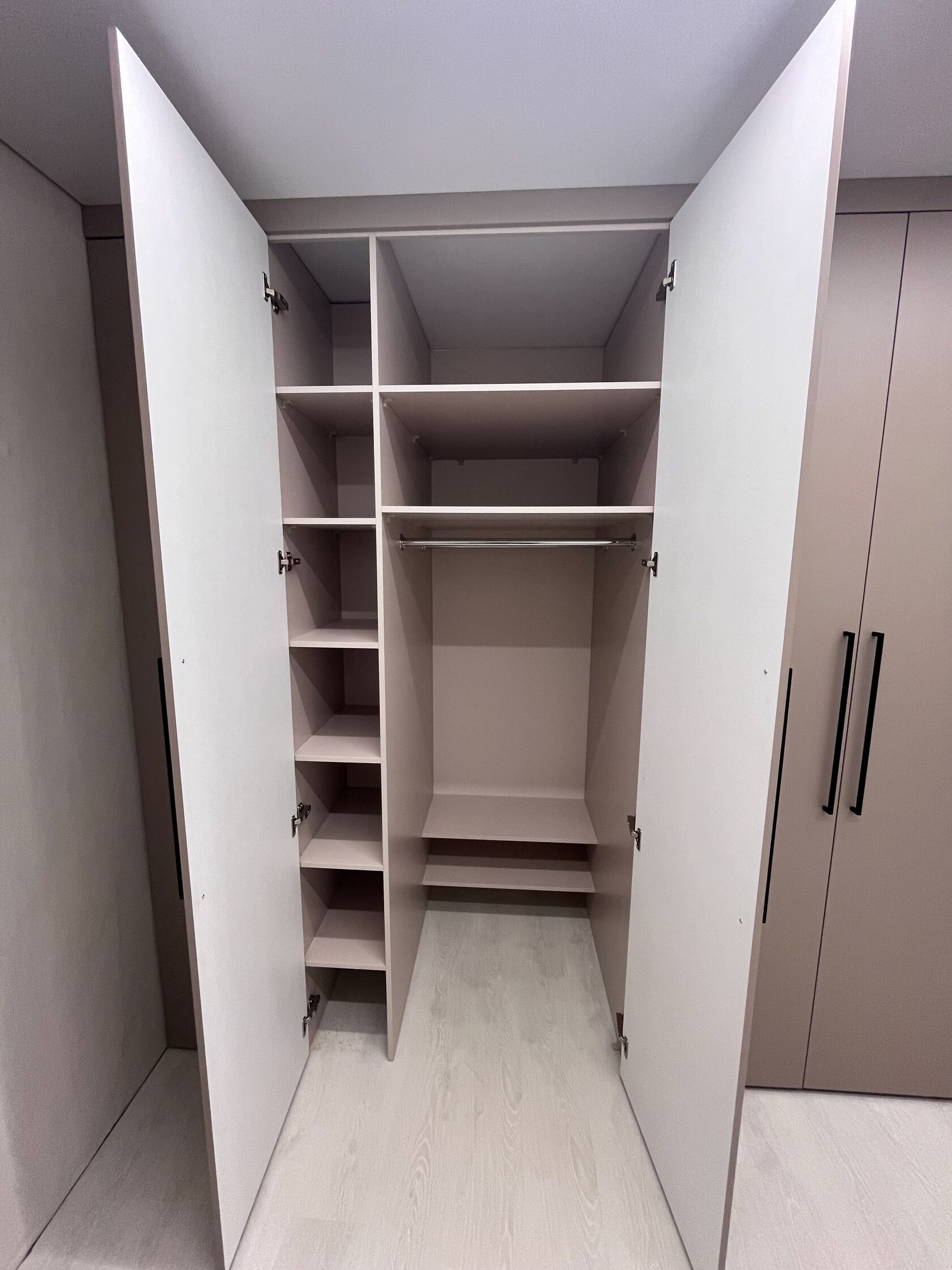 Гардеробная прихожая шкаф на заказ распашной, наполнение 