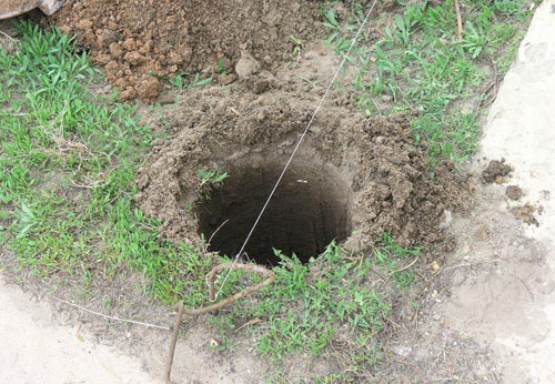 Бурение под заборные столбы. Цена бурения скважин под столбы забора в ...