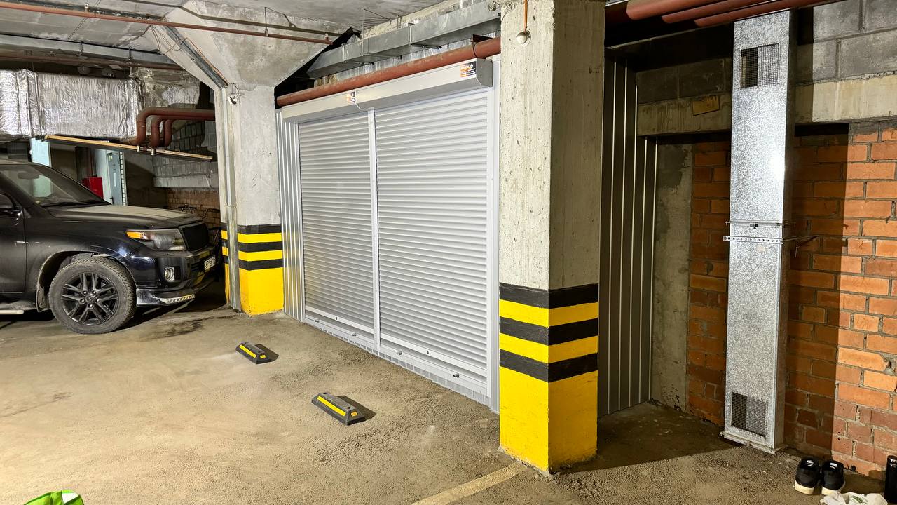 Шкаф-кладовая с роллетой в паркинг (MaxParking) серебристого цвета из профлиста для сноубордов,лыж, покрышек, моторной лодки