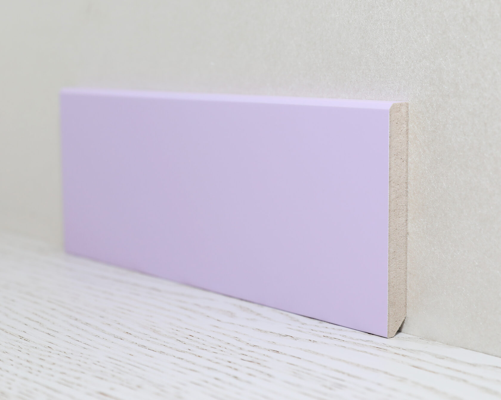 Прямой плинтус из МДФ, окрашенный в яркий цвет, станет отличным решением для детской комнаты.