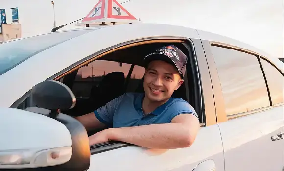 Инструктор автошколы за рулём учебного автомобиля