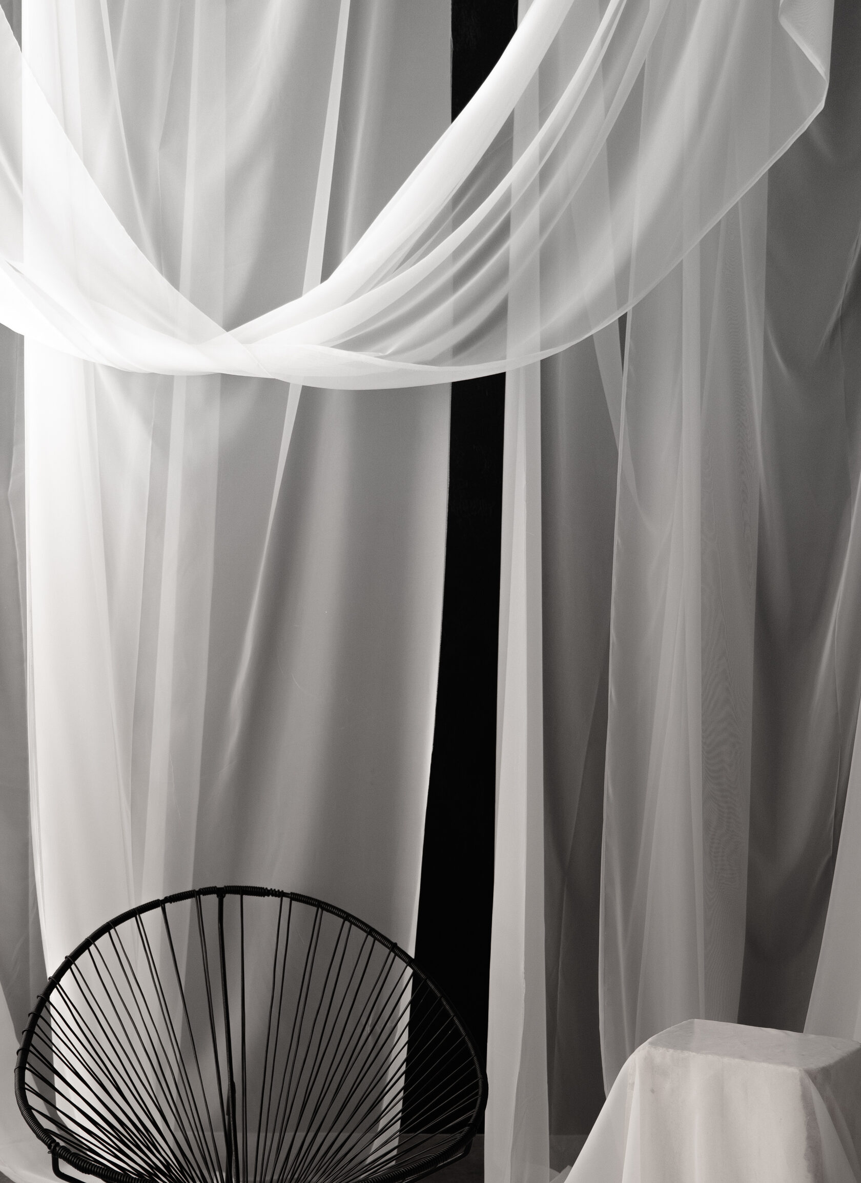 Стул на черном фоне со светодиодными лампами в зале black в фотостудии в Липецке