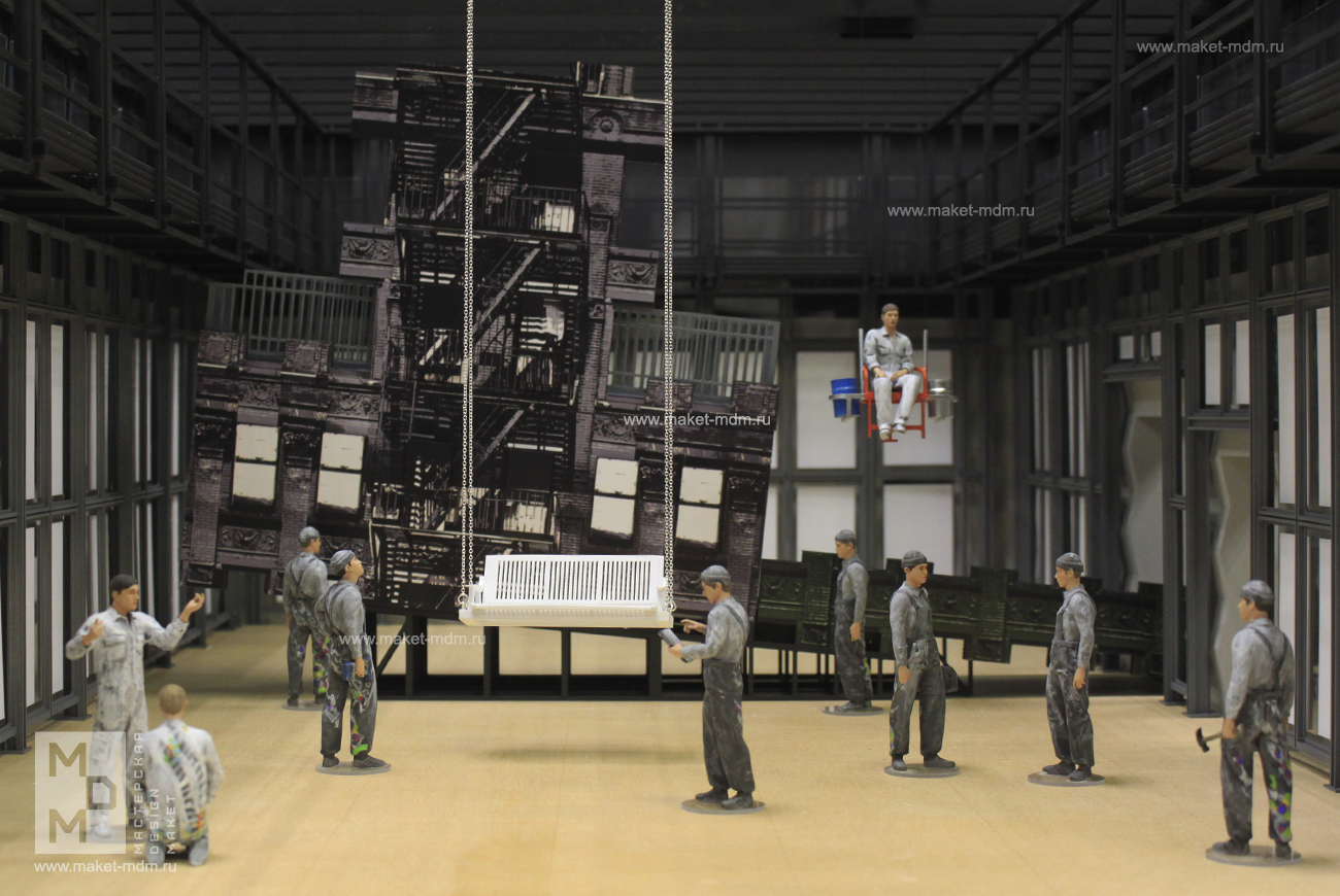 процесс работы над макетом декораций 