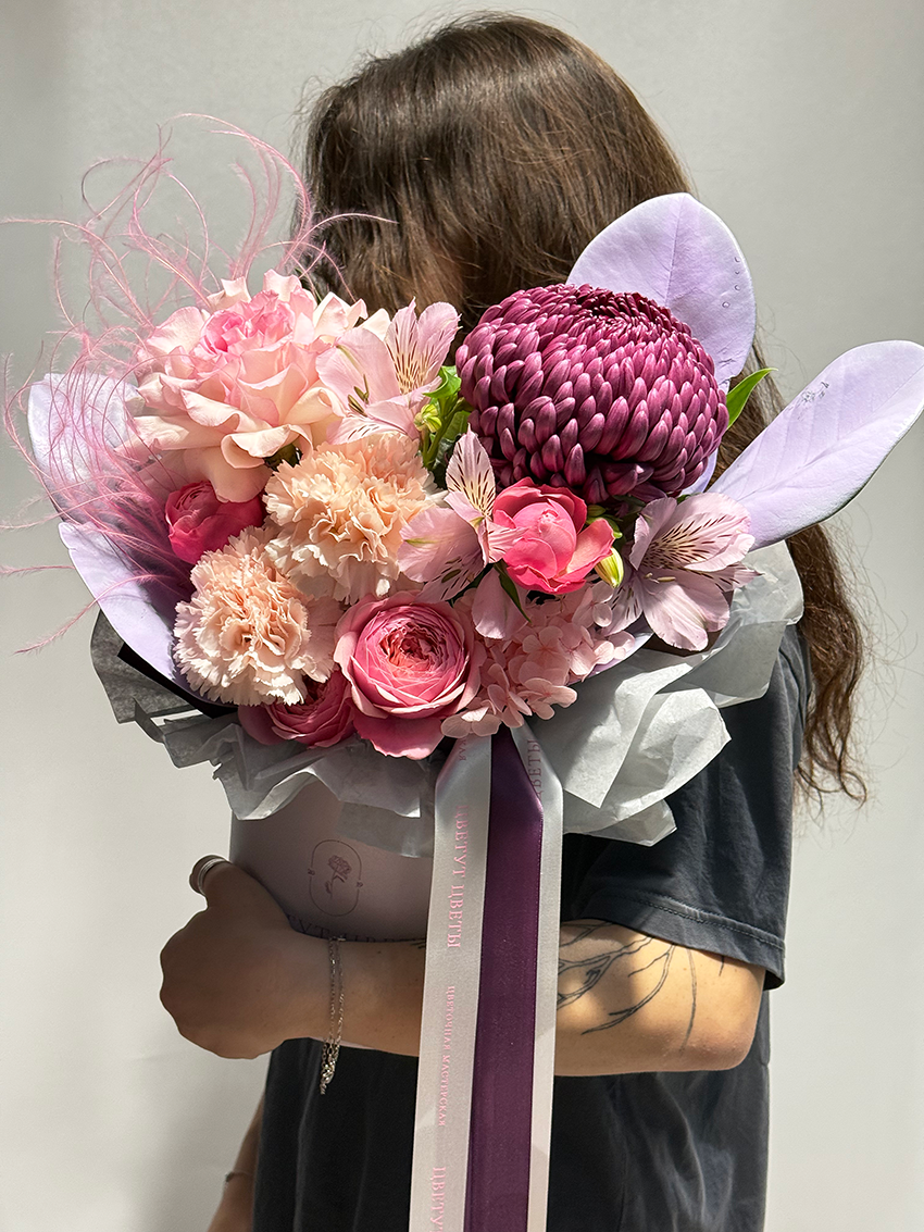 Букет с цилиндре в нежной осенней гамме с доставкой по Краснодару