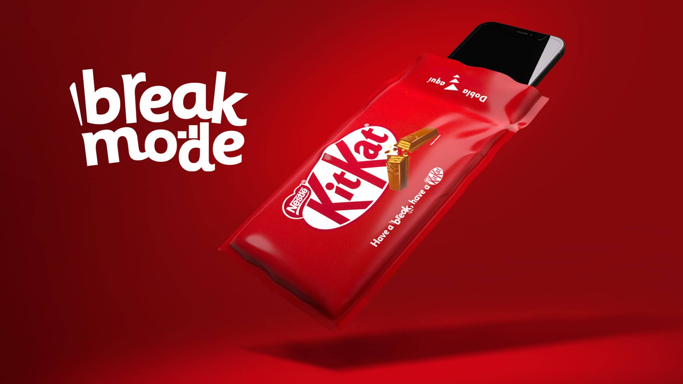 Упаковка KitKat Break Mode в роли чехла Фарадея — смартфон внутри обёртки от батончика