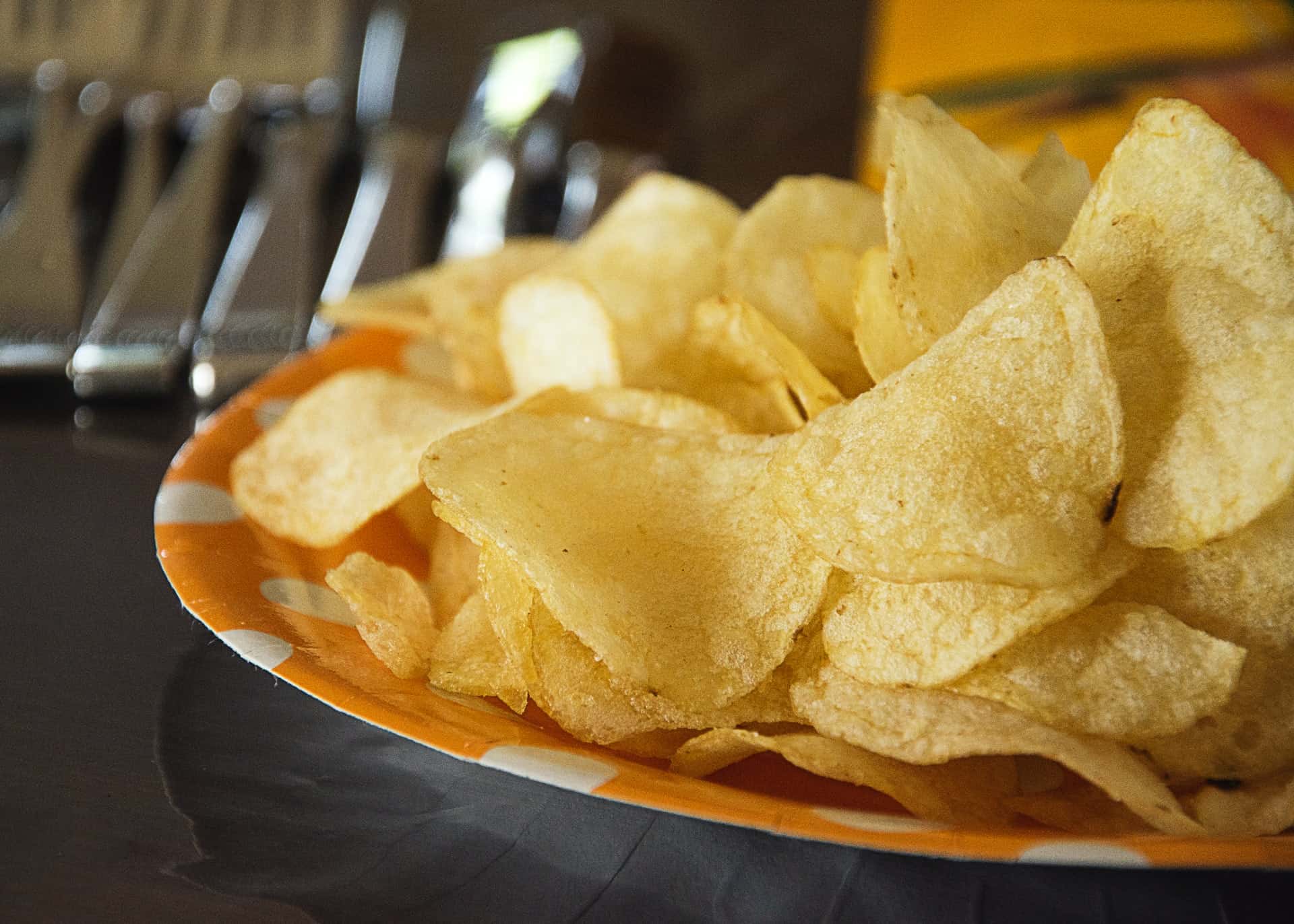 потребление популярных газированных напитков, чипсов, сладостей как один из ярких примеров навязанных потребностей