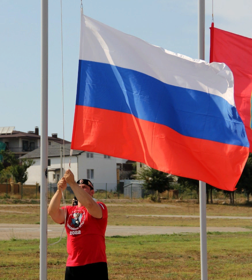 Где устанавливают флаг. День российского флага в 2022. Поставить флагшток. Флаг в мире. Как установить флаг.