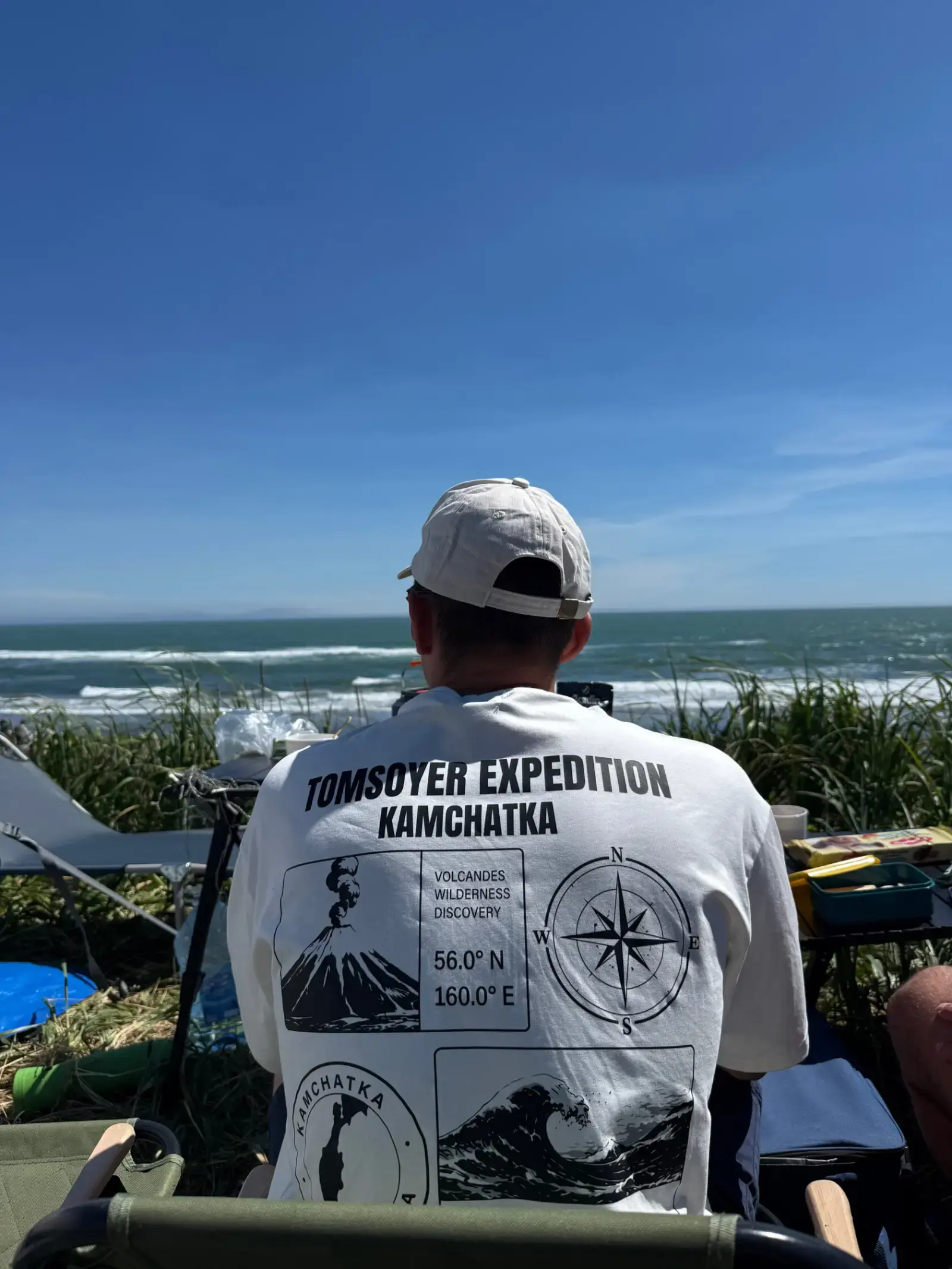 Тимлидер Tomsoyer Expedition на берегу Тихого океана