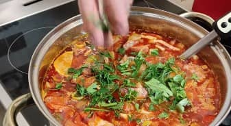 Приготовление солянки с копчёностями: шаг 17