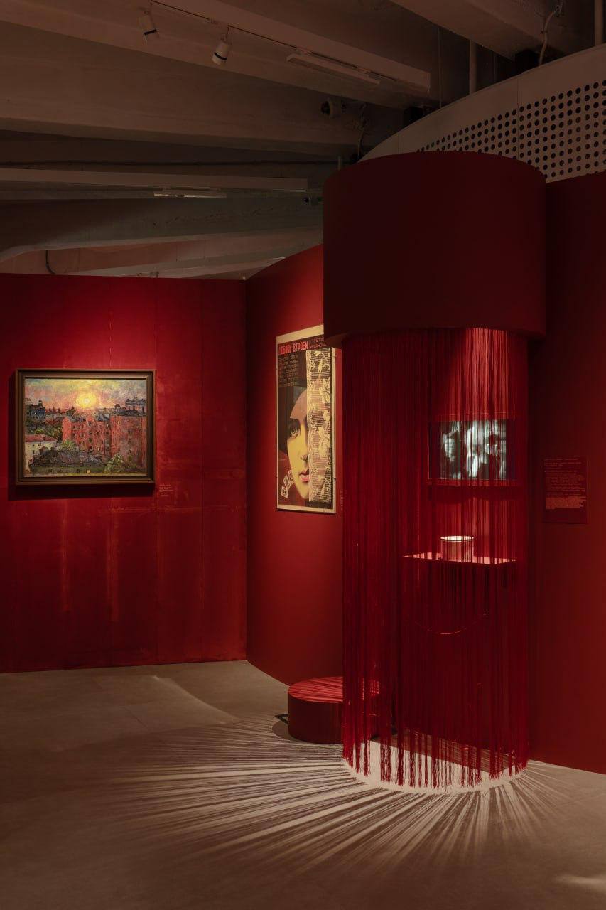 Интерьер выставки Красная Москва. Женщина в большом городе