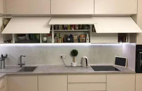 Бежевая кухня Пикардия со столешницей из искусственного камня