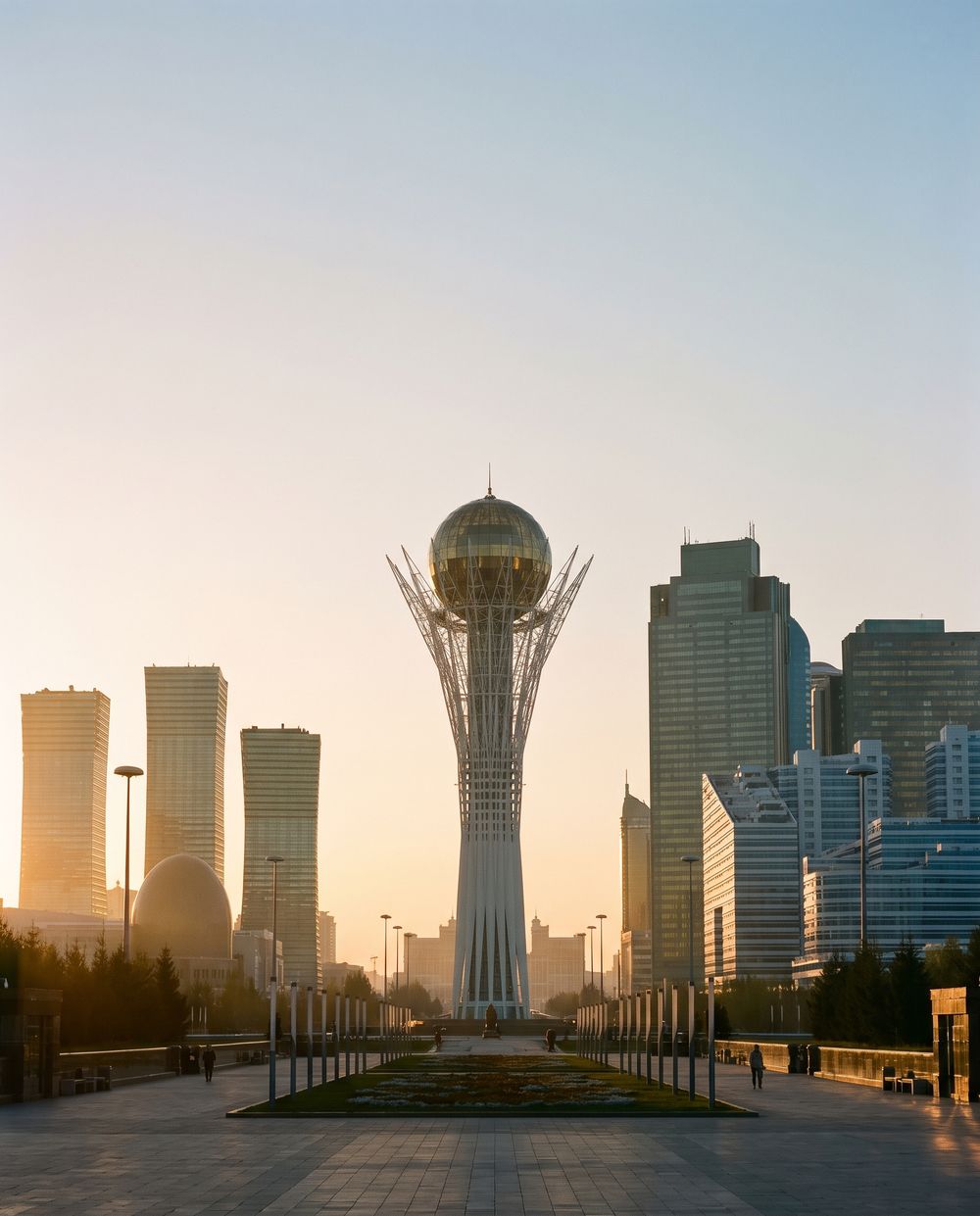 Астана, башня Байтерек на закате