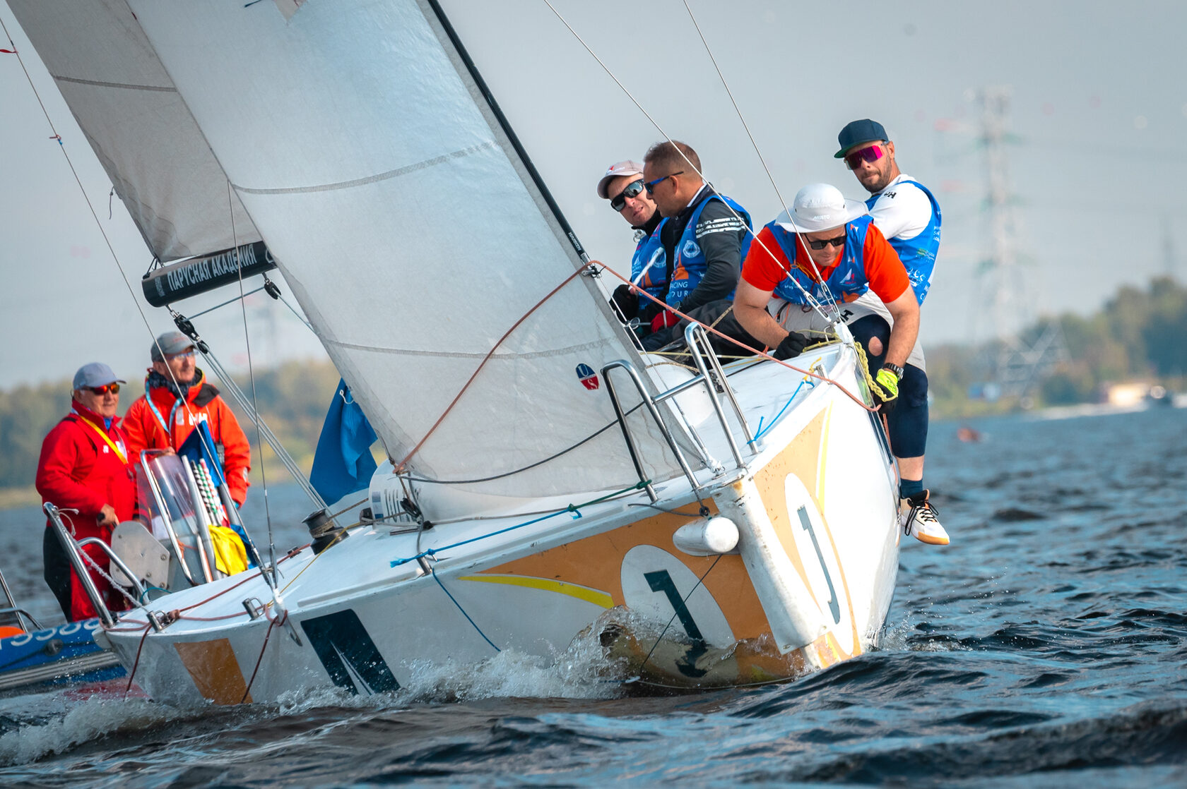 Экипаж яхты на Верх-Исетском пруду во время матчевой гонки