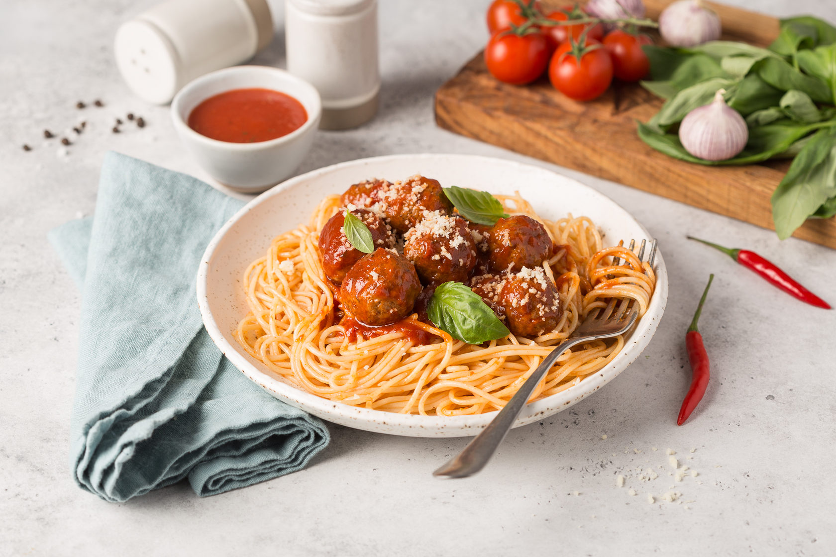 Спагетти с фрикадельками в томатном соусе фото рецепт