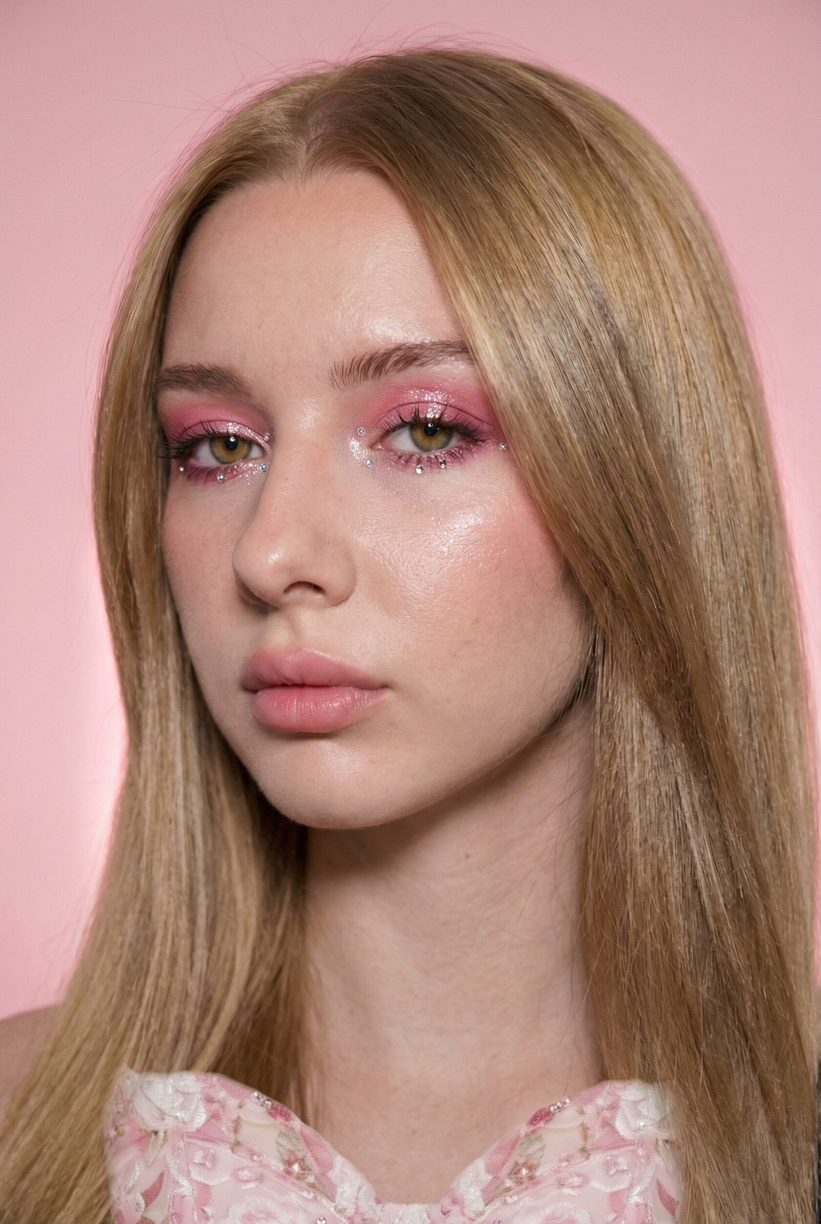Трендовый розовый макияж