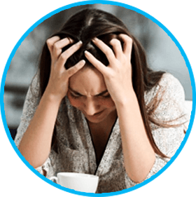 Девушка плачет