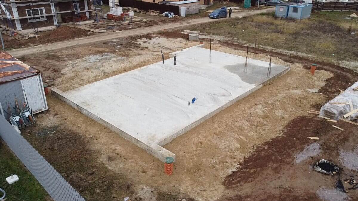 Готовая монолитная железобетонная плита фундамента, которую наша компания построила под ключ в спб и ло