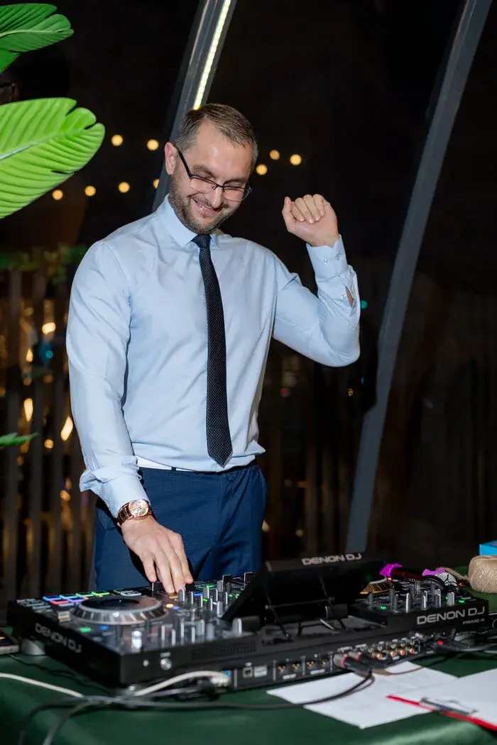 DJ за музыкальным оборудованием