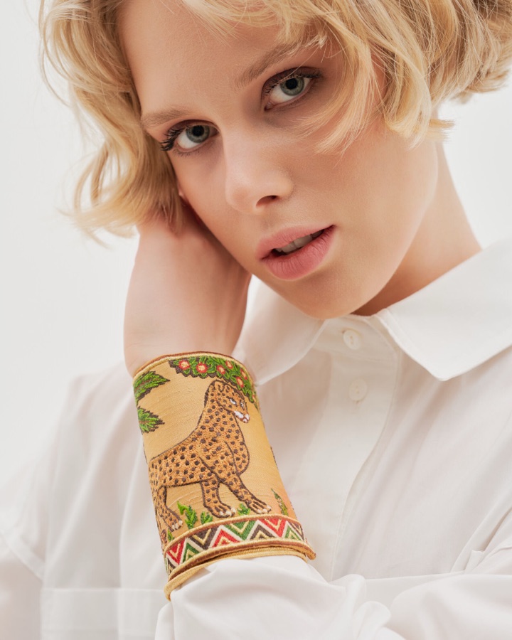 Модель с&nbsp;вышивкой на&nbsp;манжете, каталог Tattoo on mom