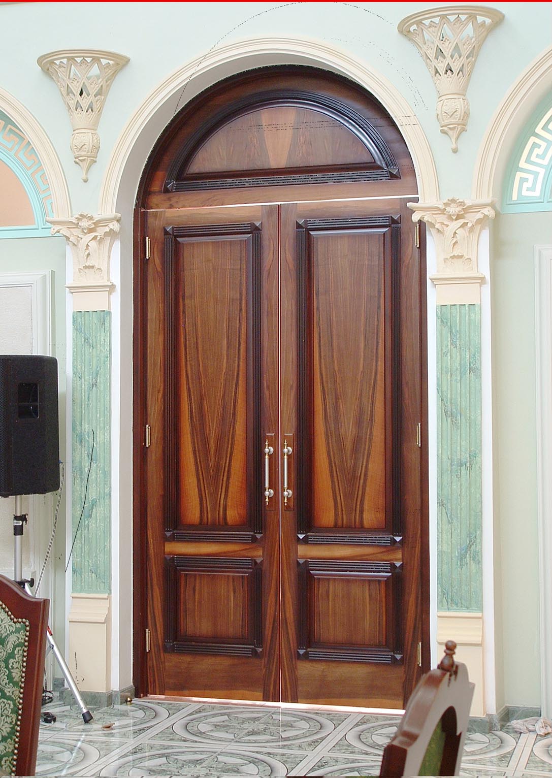 Двери деревянные дома цена. Межкомнатные двери с арочной фрамугой. Двери арочные межкомнатные двустворчатые. Межкомнатные акфа арка двери. Арочные деревянные двери.