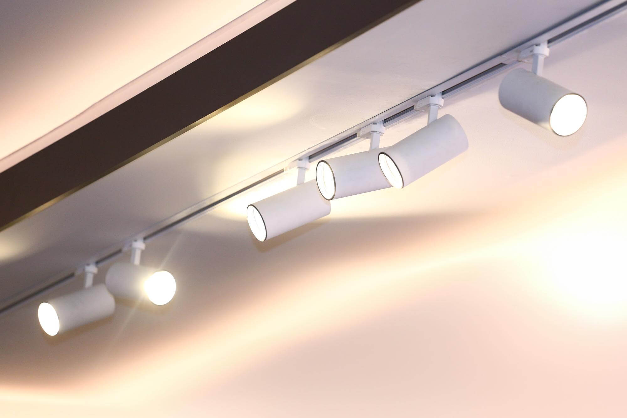Трековая система с LED светильниками в салоне красоты