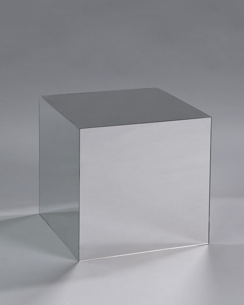 Куб на столе