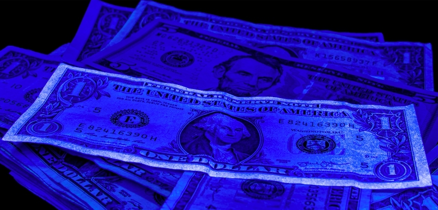 Грибок на долларах в ультрафиолете (УФ) фото