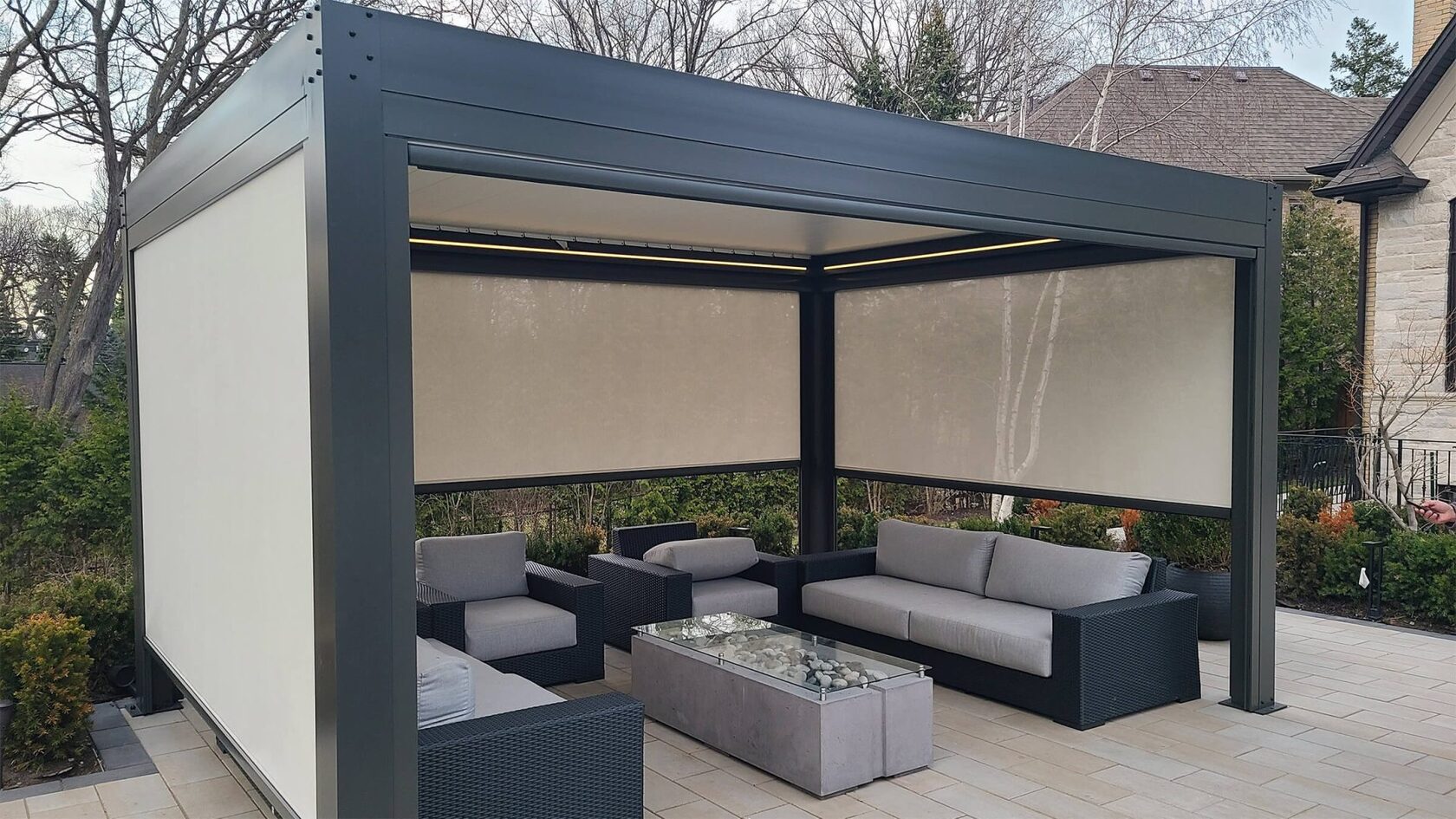 Aluminum pergola with zip screens for privacy