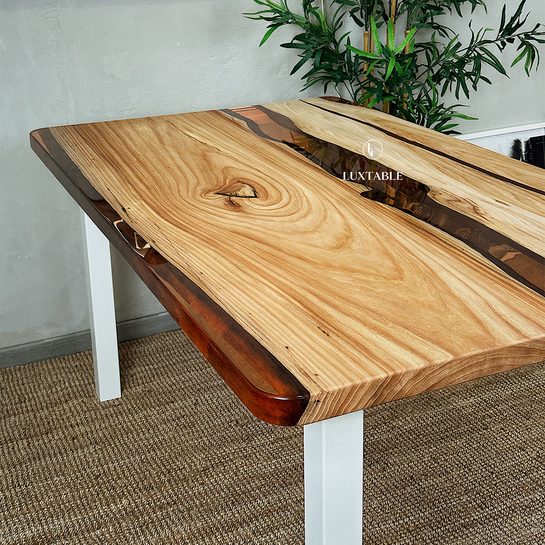 Epoxidharz Tische Alagoas aus europäischem Nussbaum und hellblauem Epoxidharz mit Metallic Effekt