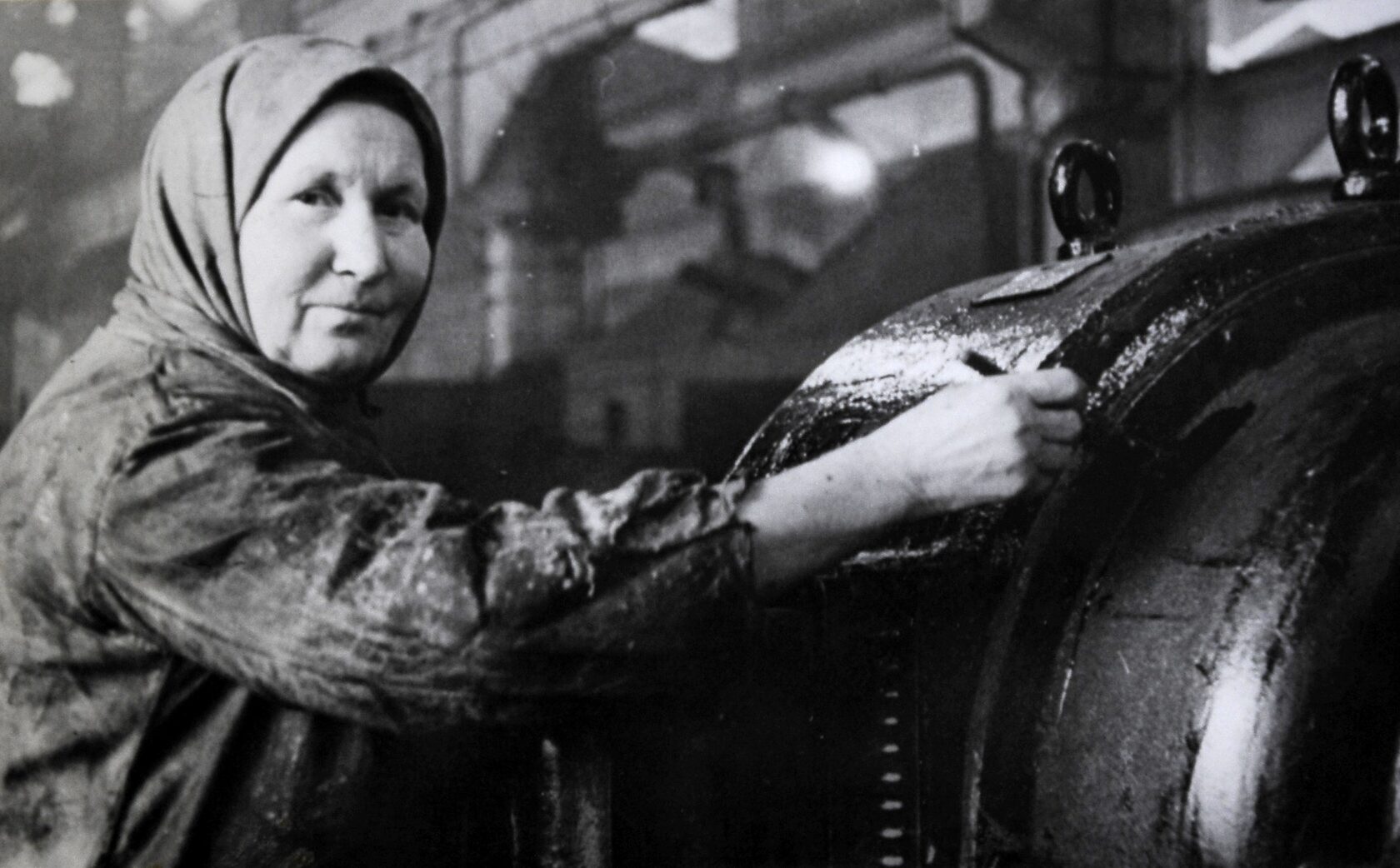 Стахановка Слободчикова, 58 лет, заменила на трудовом посту четырех сыновей-фронтовиков (г. Кушва). [1943 г.] 