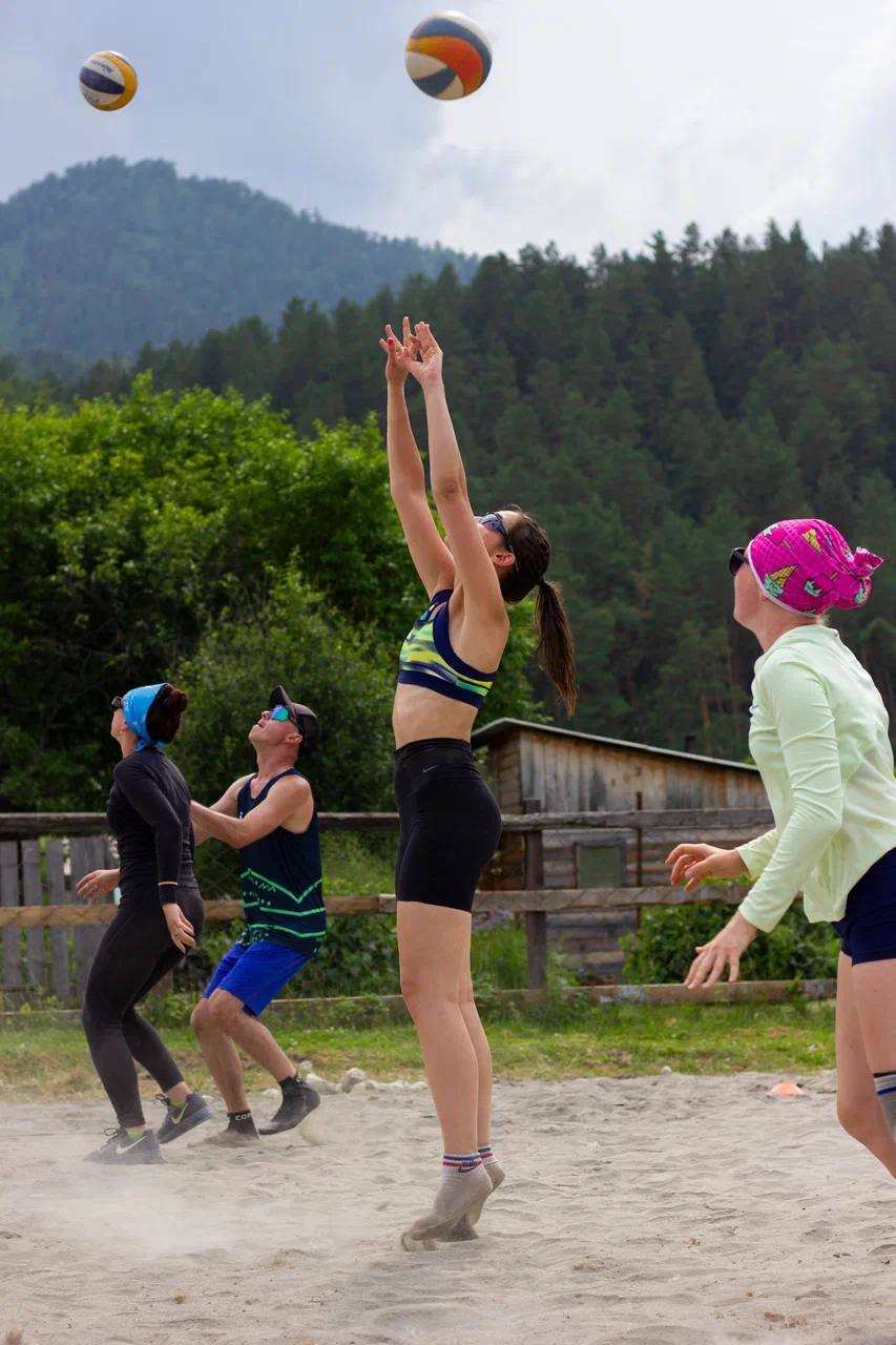 игроки по пляжному волейболу, тренировка.