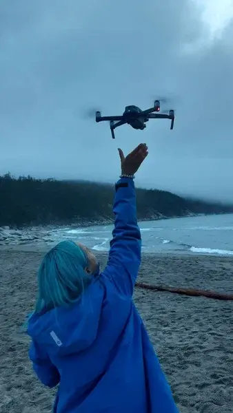 запуск дрона с берега