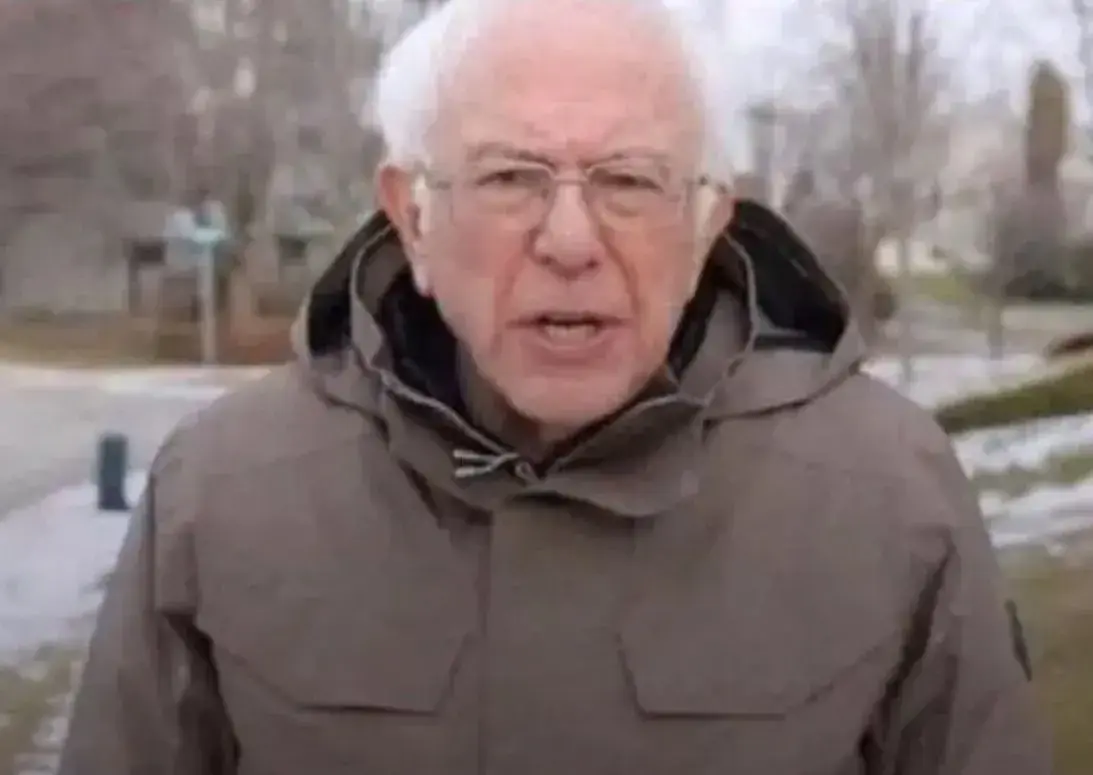 Пожилой мужчина в зимней куртке говорит на улице перед камерой — кадр из вирусного видео с фразой «I’m once again asking»