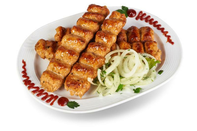 кебаб из куриного фарша. кебаб из куриного фарша. люля кебаб куриный. люля кебаб курица. куриный люля-кебаб на мангале.