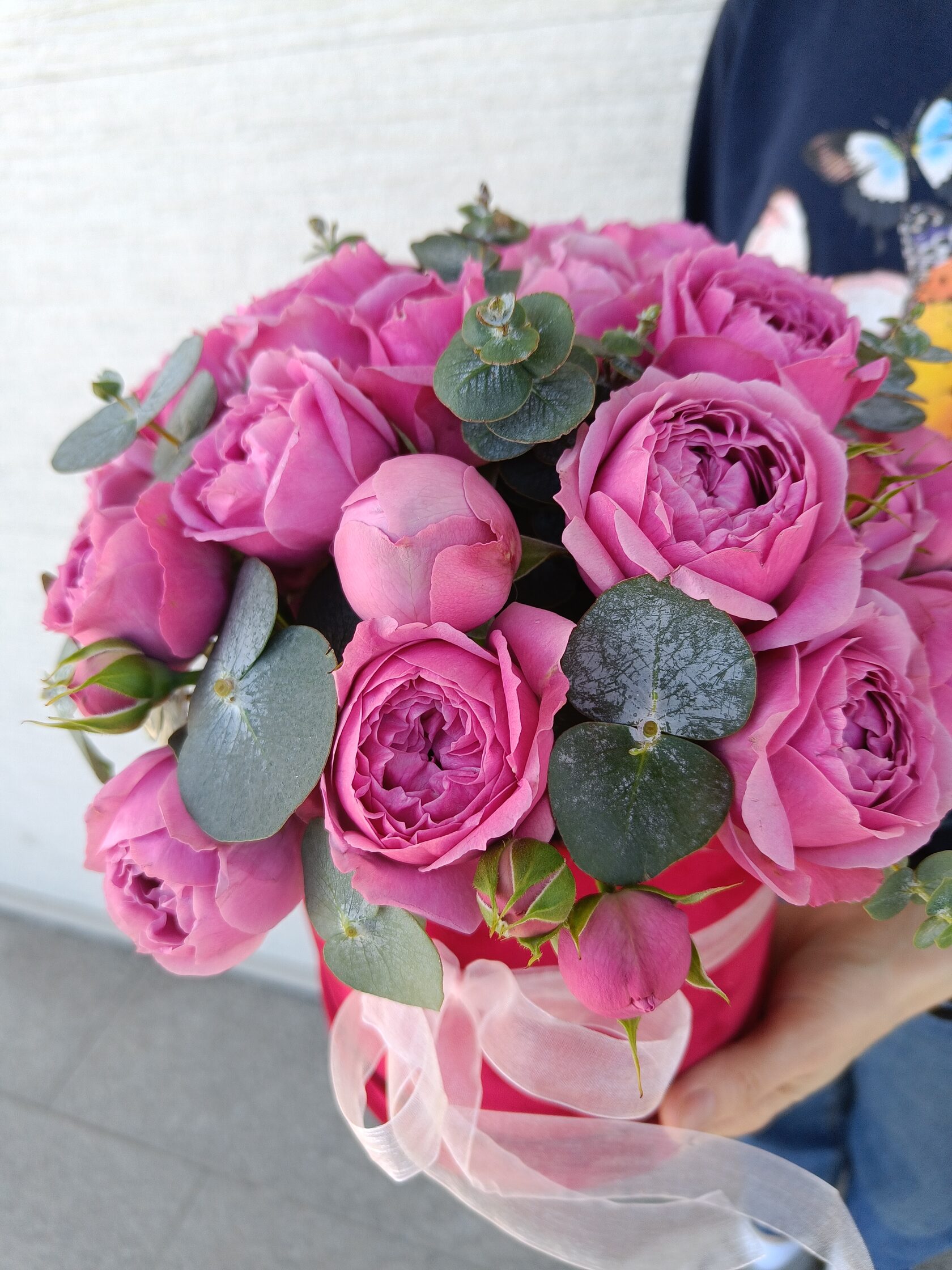 Пионовидные ароматные розы сорта Мисти Баблс