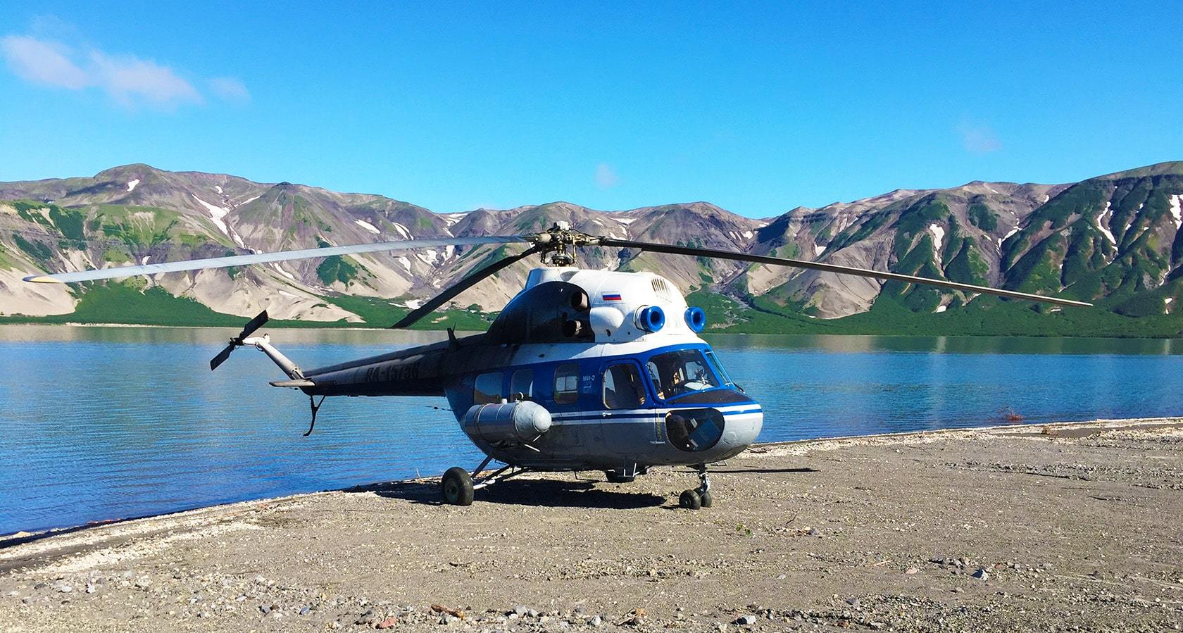 Вертолеты над озером. Камчатка вертолет Курильское озеро. Вертолетная экскурсия на Камчатке Курильское озеро. Ми 8 Камчатка Курильское озеро. Вертолетная экскурсия на Курильское озеро.