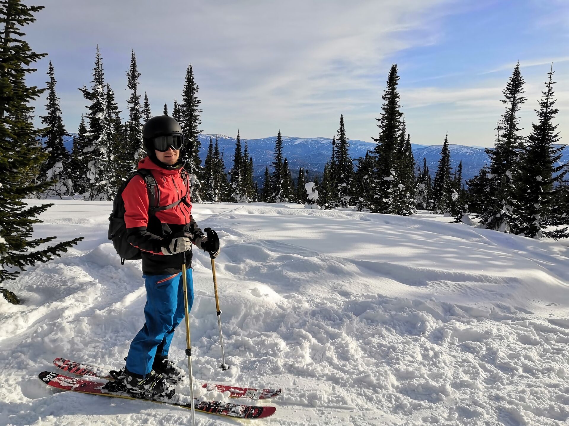 Snow travel. Зимний отдых. Девушка зима. Горы лыжники сноубордисты красная поляна. Катание на лыжах.