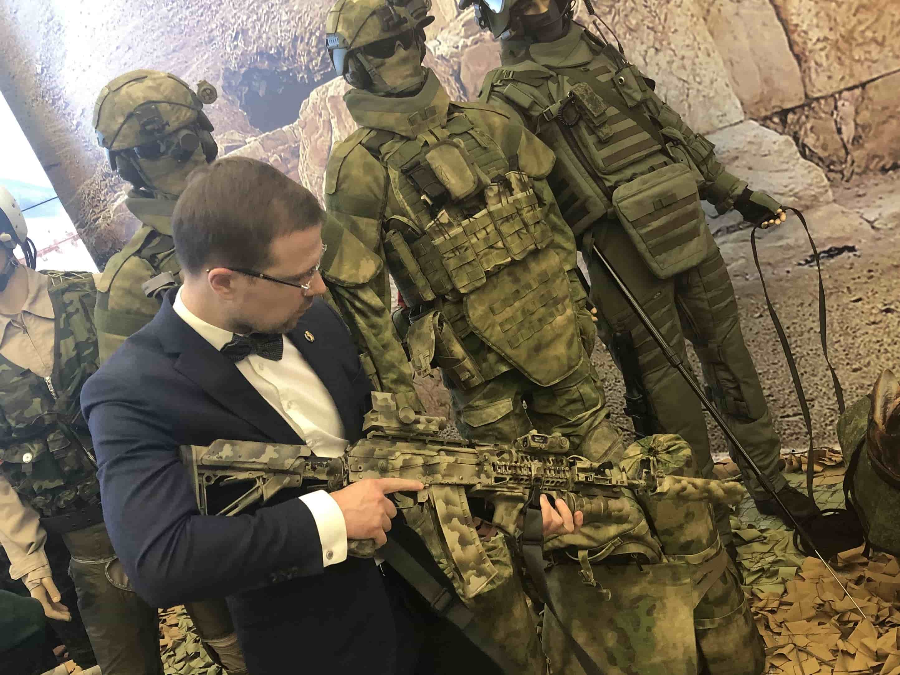 Адвокат Алексей Синицын с автоматом Калашникова