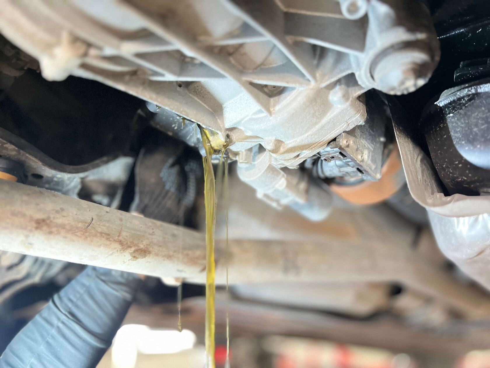 Сливаем старое масло с муфты Haldex