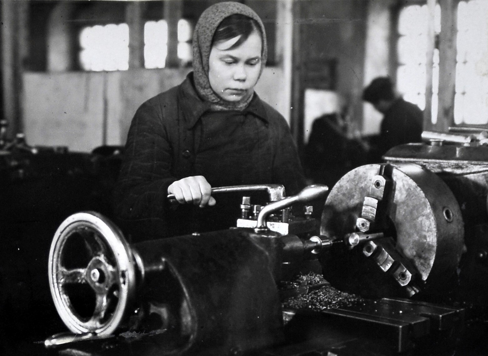 Стахановка Лукина – жена погибшего фронтовика – повысила квалификацию от ученика до токаря 5 разряда (г. Ирбит). [1943 г.] 
