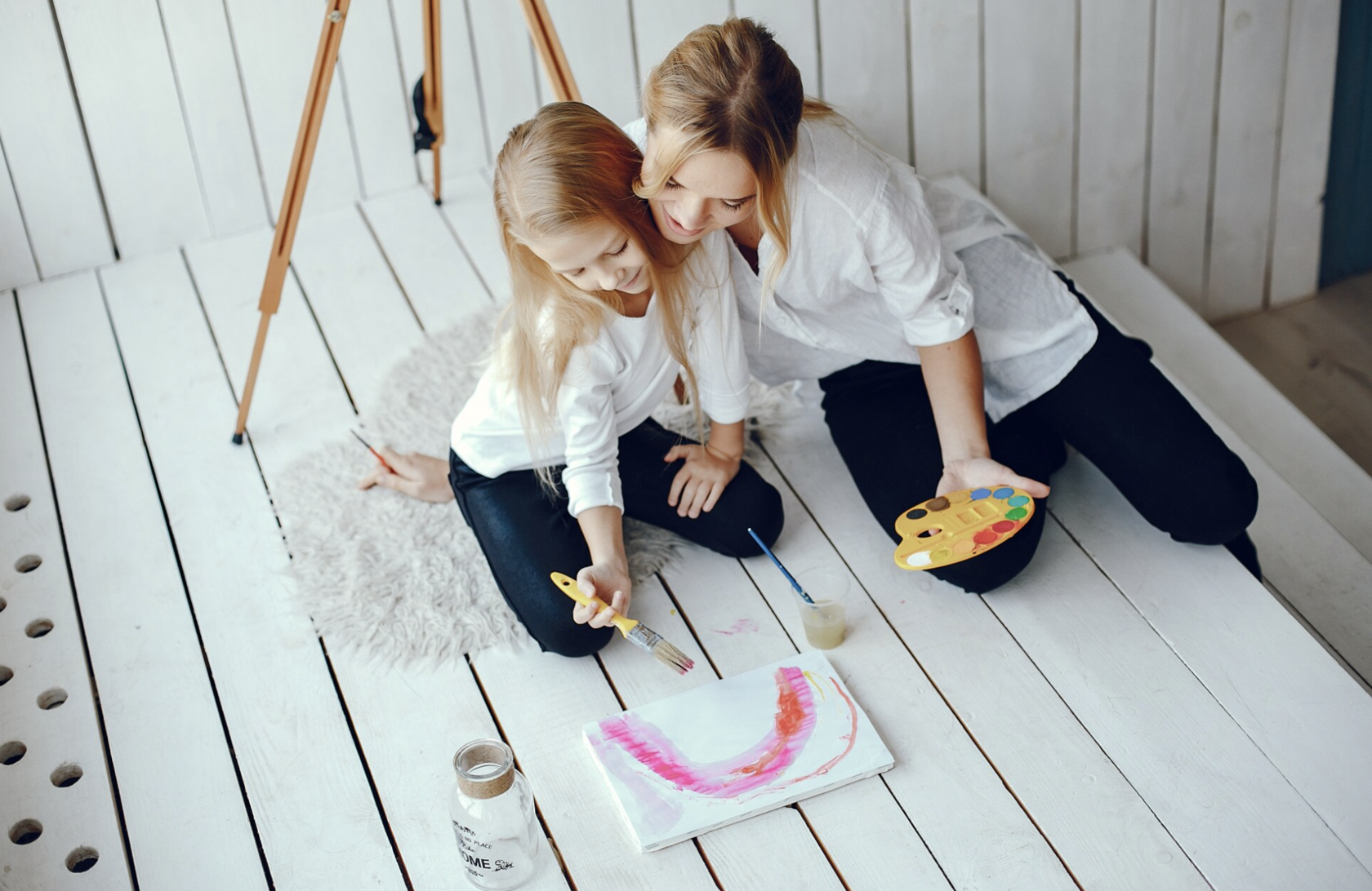 Творчество с дочкой. Дочка рисует. Фотосессия мама и дочка рисуют. Мама с дочкой красками. Загадка маме и дочке вместе 28