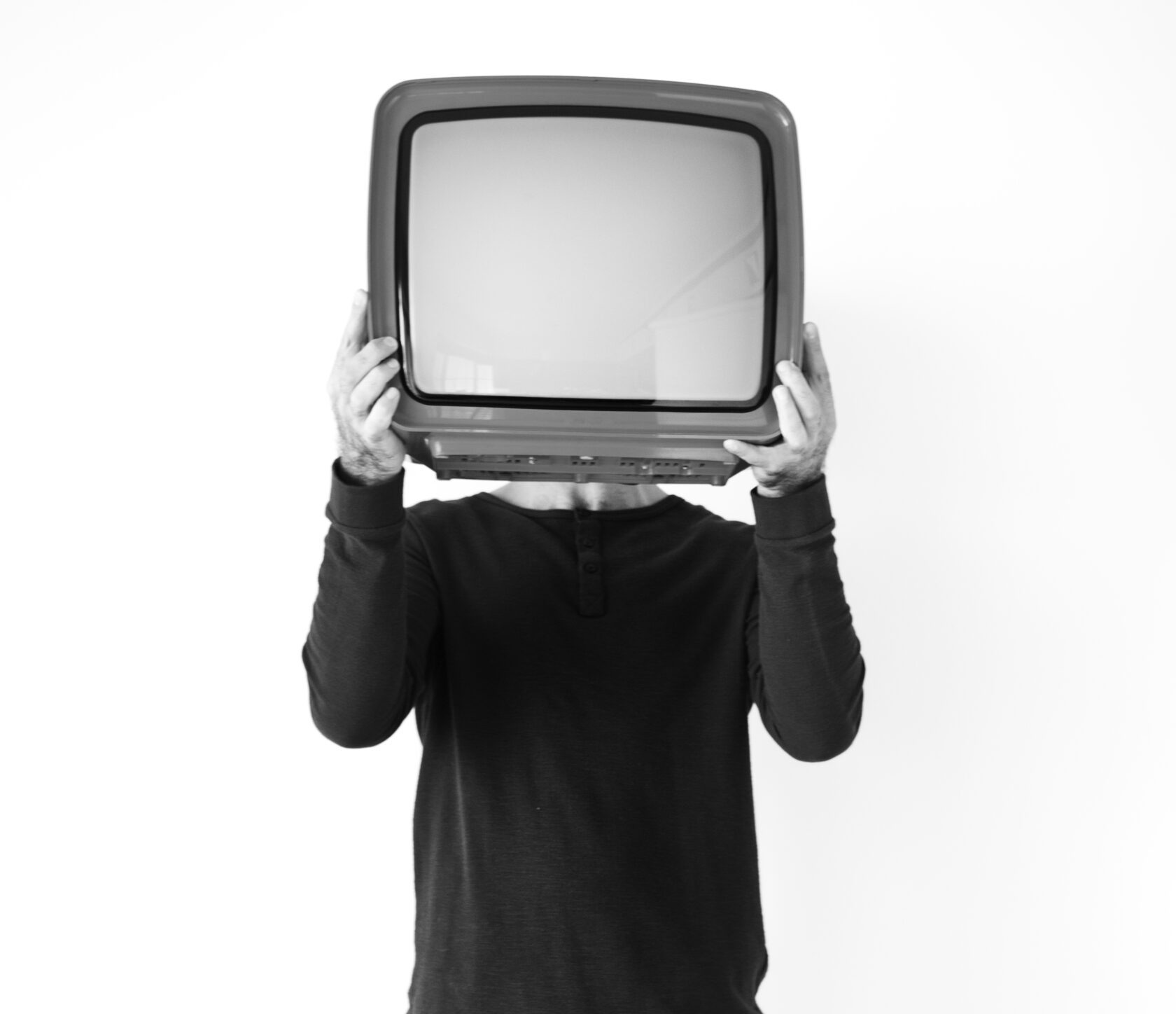 Картинка tv man. Украл телевизор. Телевизор man. Держит телевизор. Человек держит телевизор.