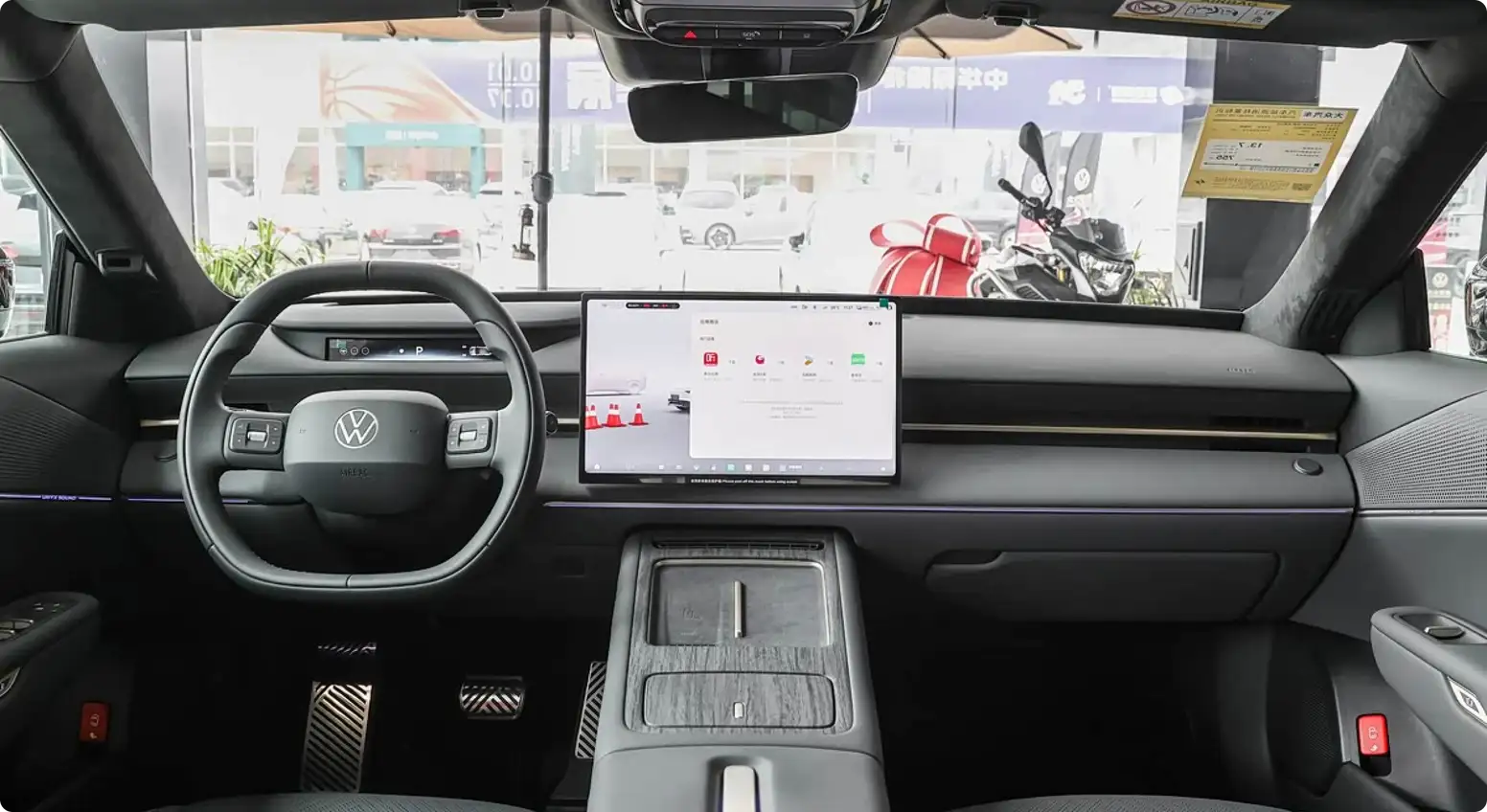 Салон Volkswagen ID. Unyx 09 с цифровой приборной панелью и центральным экраном