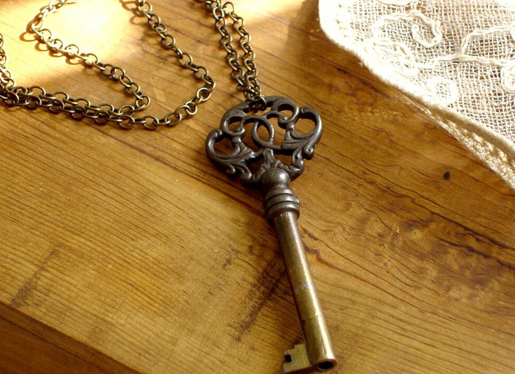 Красивый старинный ключ