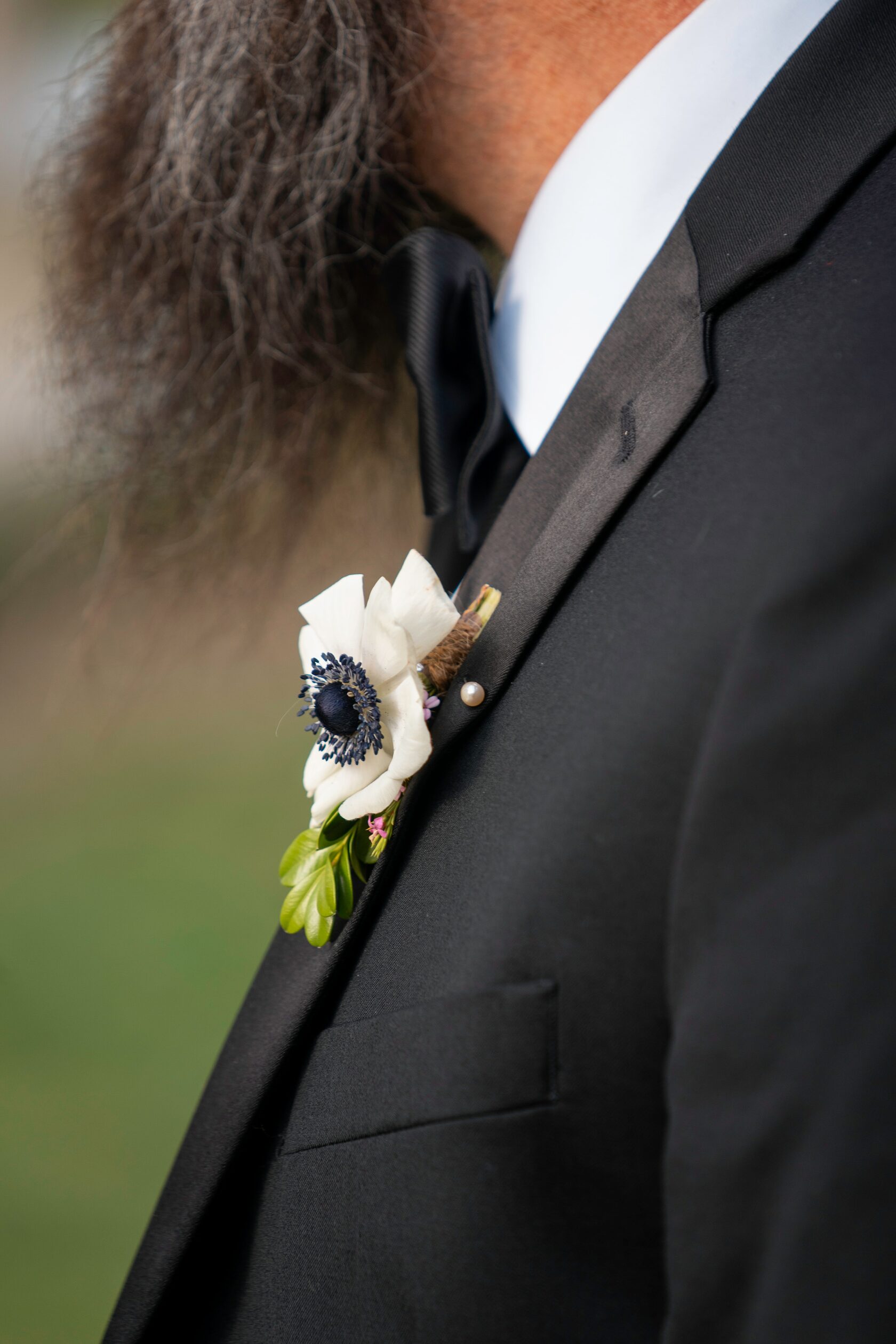 Как выбрать бутоньерку на свадьбу для жениха и свидетелей