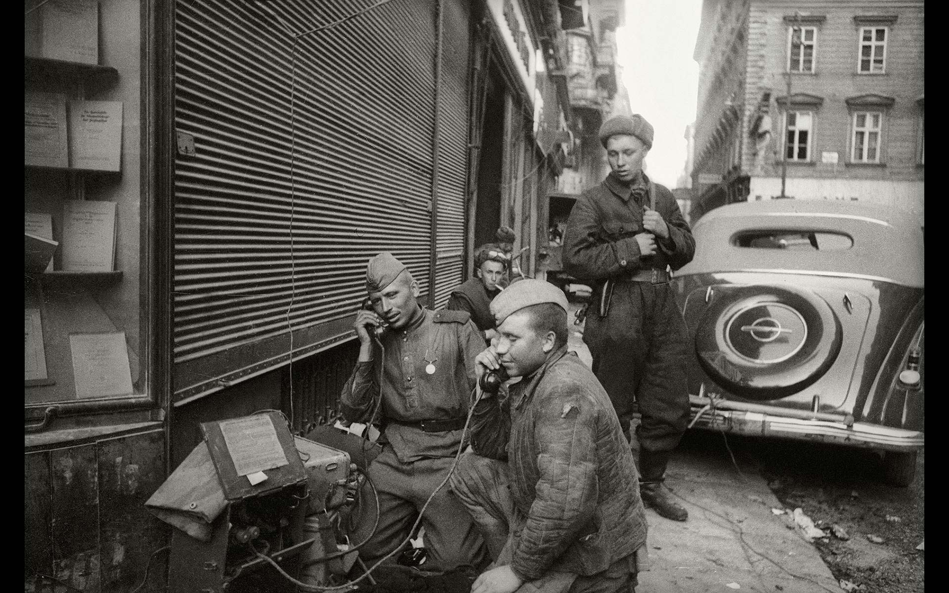 Освобождение будапешта. Евгений Халдей Будапешт 1945. Освобождение Венгрии 1944. Освобождение Венгрии 1945. Освобождение Будапешта в 1945 году.