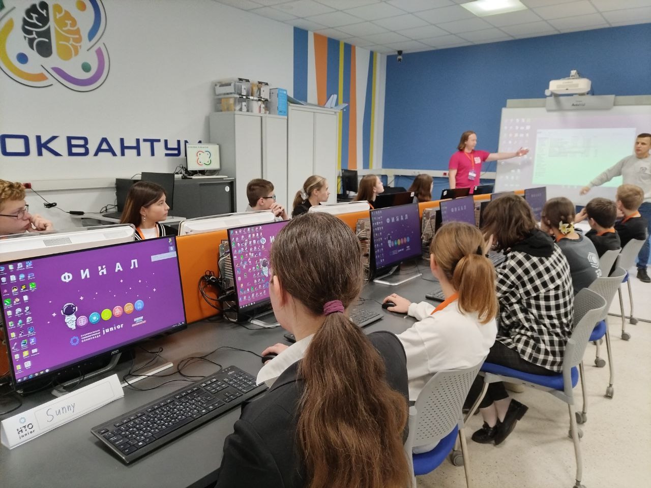 Участники НТО Junior сидят за компьютерами