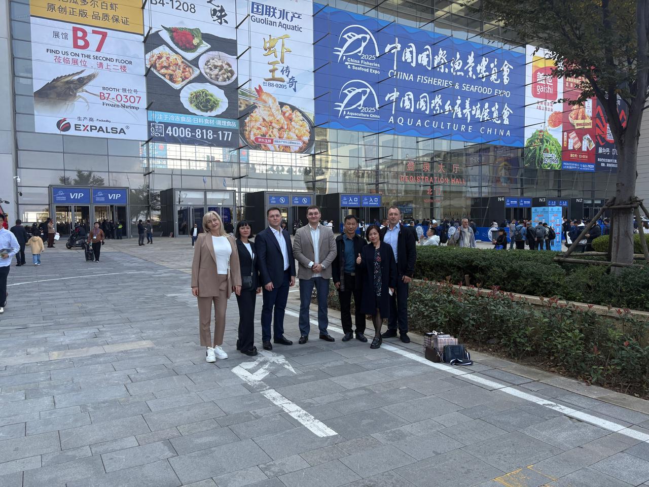 Участники China Fisheries & Seafood Expo у выставочного комплекса в Циндао