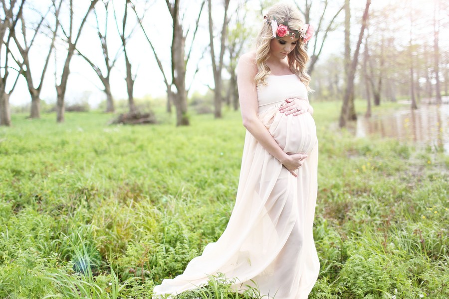 Красивое белое платье для фотосессии беременности